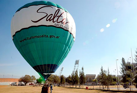 Decoración sobre pancarta, publicidad Salta